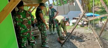 Program Aladin, Anggota Satgas TMMD Bojonegoro Kerjakan Adukan Semen Pasang Keramik Lantai Rumah